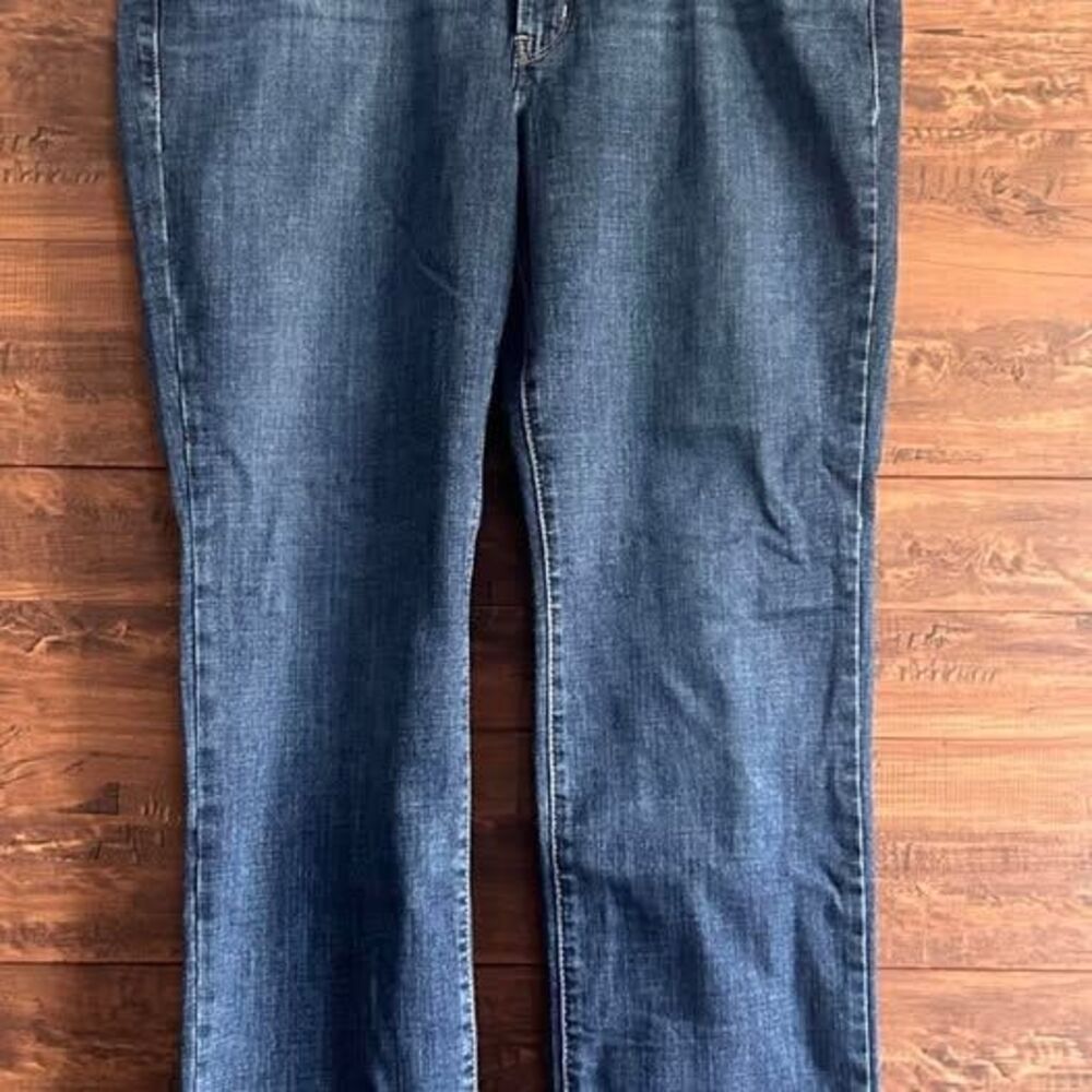 Women's Levi's classic straight leg dark wash jeans